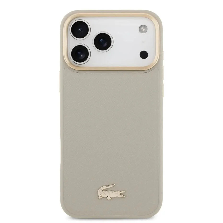 Lacoste iPhone 17 Pro Max Backcover Hoesje – MagSafe Compatibel – Luxe Croco Pin Logo – Taupe – Premium Bescherming & Perfecte Pasvorm